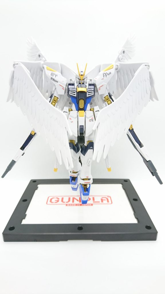 この作品は見ての通り無塗装です。
塗装禁止コンペ参加作品でしたが、塗装をせずにいかに原型と違うように作ろうかと考えた時、ミキシングを中心にガンプラを触ってきた私にとって、パーツの差し替えで化けさせてやろうと考えたのが発端でした。
原型との違いは赤パーツと黄パーツのの差し替えを中心に行いました。
その結果、かなり柔らかい見た目になったので、機械的な翼よりも生物的な翼に変えることにしました。