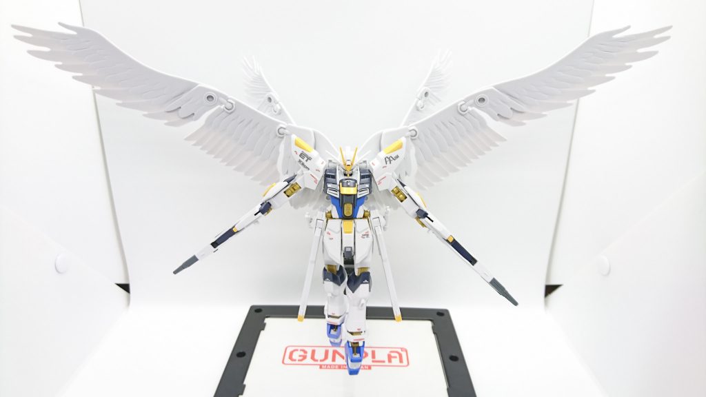 自己相似形状羽根積層構造高機動ウイング
本機の最も特徴的な武装。
光パルス高推力スラスターに接続された、2枚2対のウイングユニット。1対は機体の全高(18.88m)を遥に超える25m(左右の翼を広げると50mに達する)主翼2枚と1対の副翼2枚で構成されており、それぞれ自在に開閉・移動ができ、翼自体の面積が可変する。旧フリーダムの能動性空力弾性翼の考え方がベースとなり、それから砲身を取り外し、運動性能の極限を目指した開発経緯が存在する。この主翼は地上では文字どおり翼として、宇宙空間ではAMBAC作動肢として機能し、機体に圧倒的な大推力と機動性、運動性を与える。また、翼の内部フレームにもPS装甲が採用されており、最大稼働時は金色の輝きを放つ。主翼2枚はラミネート装甲を用いたフラクタルフェザーレイヤーストラクチャー(自己相似形状羽根積層構造)と呼ばれる集合体となっており、衝撃発生時に部材を羽毛のように剥離させ、再編成する機能を持つ(チョバム・アーマーの一種)。なお、その防御力は戦艦のラミネート装甲に匹敵し、MS携行火器クラスのビームであれば無力化できる。これは両翼合わせて50mの巨大な主翼があるからこそである。