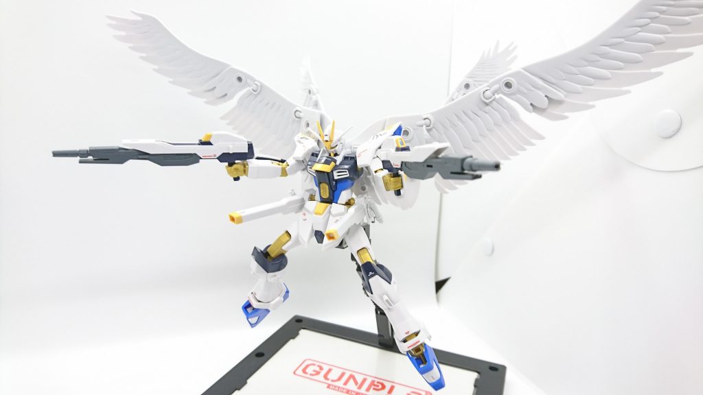 ハイマットフルバースト
フリーダムの系譜の代名詞。
本機も例にもれずフルバーストできる。
ウイングユニットは砲発射時の反動相殺にも寄与するため、安定した砲撃を行うことができる。
砲門数は減ったものの、ビームライフルの威力強化により総合火力については申し分ない。