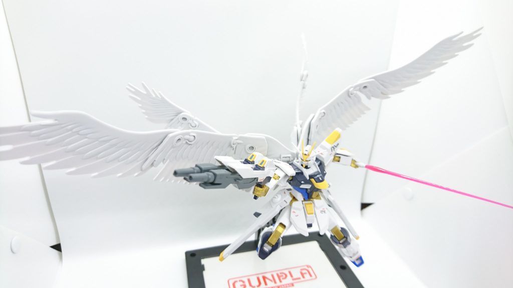 ルプス改は原型と比べて連射速度が劣るが、合体させ左右別々に発射することで連射速度を補うことができる。
また、片手で使用できることからビームサーベルとの併用が可能となった。ただし、機体マニピュレーターへのダメージは大きく、片手で使用する際の連射はあまり推奨されない。
また、ライフルに内蔵されたコンデンサーに溜められた電力をすべて使用することで照射砲撃を行うことができる。これは分割時、合体時とどちらの形態でも使用可能で、他の携帯火器とは比較できないほどの威力を持つ。
照射砲撃の威力はコンデンサー内の電力次第ではあるが、最大出力で一撃で艦隊を薙ぎ払うことも理論上可能である。(実際に使用した場合機体が自壊する恐れがあること、最大出力で使用する必要性がないことから使用は推奨されない。)
両腰にマウントすることで高速充電することができるが、マウント中はレール砲を使用することができないため、攻撃オプションが極端に少なくなる。