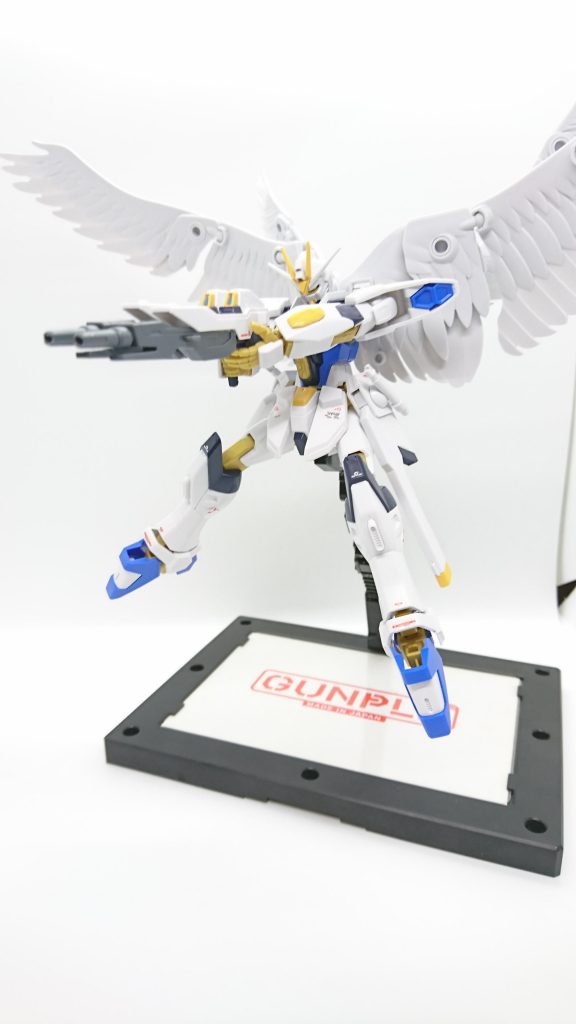 スカイハイウイングスをつけた時点でEW版になることはほぼ確定していました。
ウイングゼロ(EW版)といえばツインバスターライフルによるラストシューティング。
ということでライフルを似せるよう手を加えました。砲身をバスターライフルに変え、ネオジム磁石を内蔵し再現できるように改造しましたが、塗装できないということでいかに接着部分とパテ部分を隠すかそこそこ悩みました。うまい具合に隠せてよかったです。