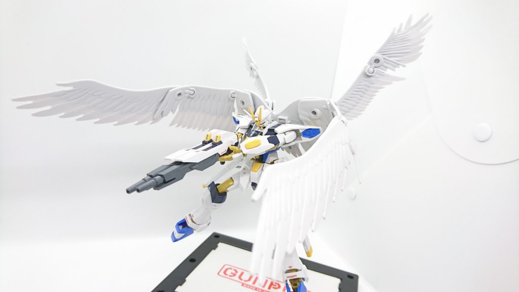 ルプス改ツインバスタービームライフル
旧フリーダムに装備されたMA-M20 ルプスの改良モデル。両手で計2挺を携行し、二つのビームライフルを左右で合体することで、より高出力かつ長射程距離ライフルとして使用も可能となっている。
原型との大きな違いは連結方法が前後ではなく左右であること。これにより連結形態においても片手で運用できるほどの取り回しの良さを実現した。また、原型より強力な火力を持たせるために、常時充電式の電力コンデンサーを内蔵する。
イメージとしては原型のライフルが機体から100もらい、100の出力でビームを撃つことに対し、本機のライフルは機体から100もらいコンデンサーから50もらい、150の出力でビームを撃つ。