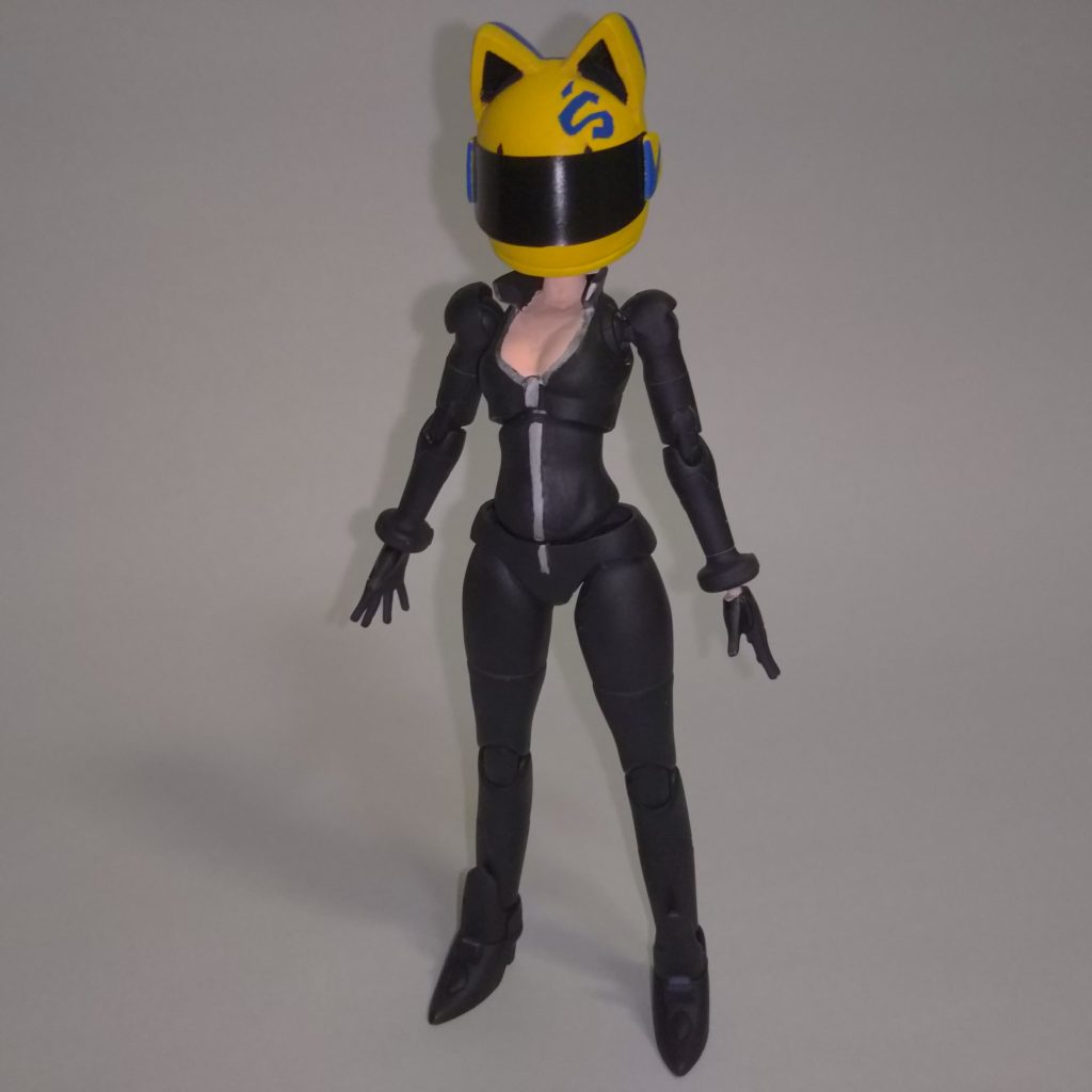 セルティさんのヘルメットはタミヤさんの1/12レーシングライダーの物をそれらしく改造。ベースのサラちゃんが以外と足が長かったので、デフォルメ感を出すために足首から上に1㎝ほど切り落として短くしています。