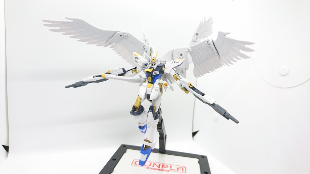 カリドゥス複相ビーム砲
クスィフィアス3レール砲
原型と同様のものが採用された。ただし、どちらも出力は原型の80%程度に調整されている。これはビームライフルの仕様に合わせた出力調整であり、ハイパーデュートリオンエンジンのオーバーロードを防ぐためである。