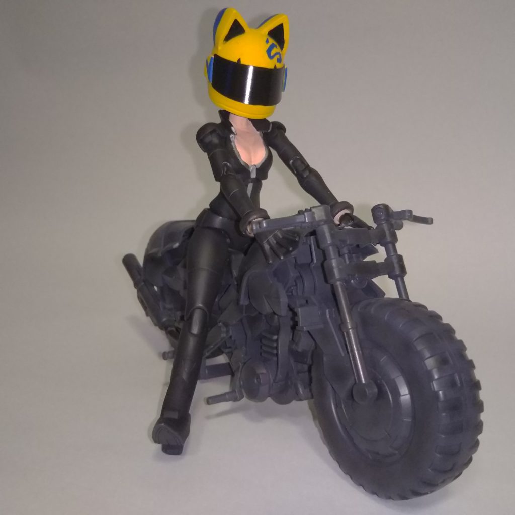 コシュタ・バワーのシューター君は、本来はもっと走る系なデザインのバイクなのですが、自分の好みでアメリカン系にw
首無し馬が化けているせいか、ヘッドライトがありません。
自分は丸目一灯のバイクが好きなので、いつかライダーを変えて改修したいと思っています。