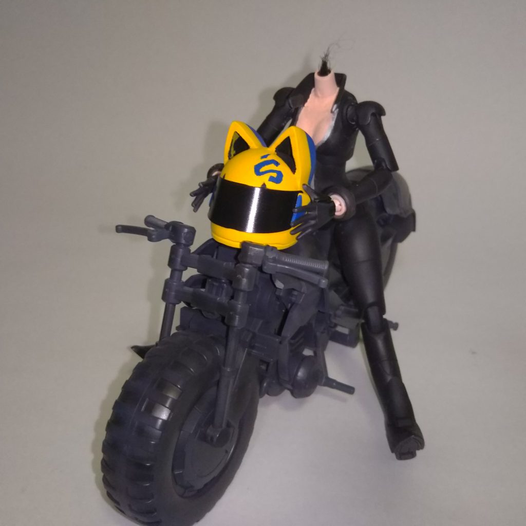 ヘルメットを脱いだセルティさん
『デュラララ‼️』をご存知でない方のためにちょっとだけネタバレすると、セルティさんの正体は、盗まれた首を運び屋をしながら探し彷徨うデュラハン(首無し騎士)です。
決して手抜きだとか、変な趣味とか、そんなじゃないですw