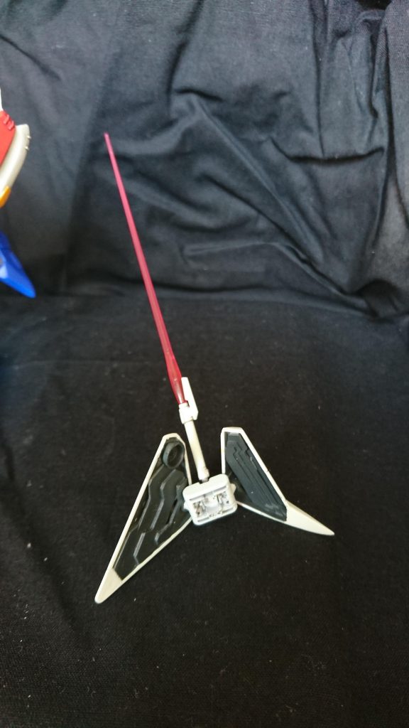 肩部ミノフスキークラフトは裏面にそれっぽいディテールを追加しています。ビームサーベルは設定通りマウント状態でも刃を出せるよう工夫してあります。