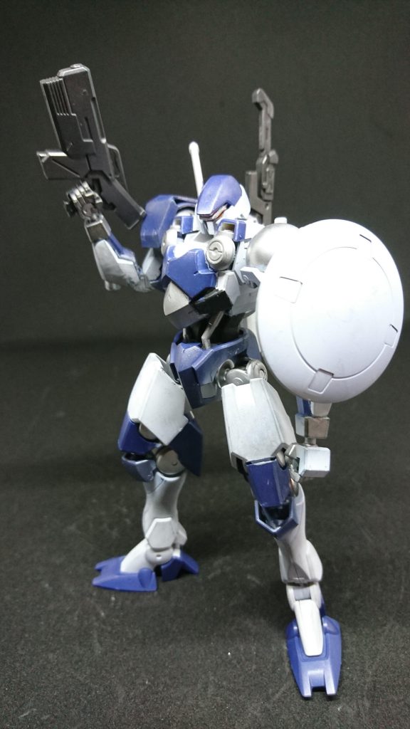 サブマシンガン
漏影の武装をそのまま使用

バックラー
小型の盾、タックルや咄嗟の防御に役立つ取り回しがきく