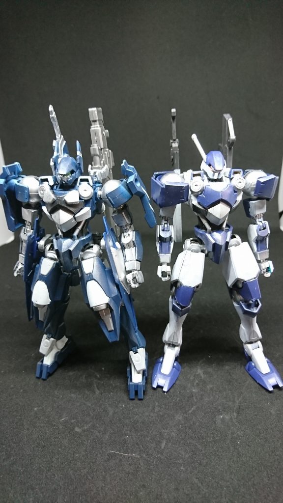 青冥と白虹
実際に並べて観てみるとだいぶシンプルに仕上がったと思いますm(_ _)m
量産機はシンプルがいいですね(^^ゞ

人物設定
ウォレス・ウッズ
元傭兵であり妻子持ちであり歳星でバーを営んでいる
傭兵時代にアーベルと共に海賊狩りを時にギャラルホルンに喧嘩を吹っ掛けたりなどかなり過激なことをしていた
だが結婚して子供をもうけ傭兵業から足を洗ったがアーベルのスカウトでティアンシーに入り戦闘員になった
艦内バーでマスターを勤めている
巡回/護衛担当

湊・ローレル
ヒューマンデブリの青年で性格は明るく気さくでお調子者、タービンズ護衛時にクルーにナンパしたりするが嫌な印象は与えてなく逆に親しみを持たれている
湊に片思いしているクルーがいるらしい
アラヤシキ手術は一回受けている
アーベルは「落ち着きがなく、危なっかしい」と言っている
護衛/ルート確保担当