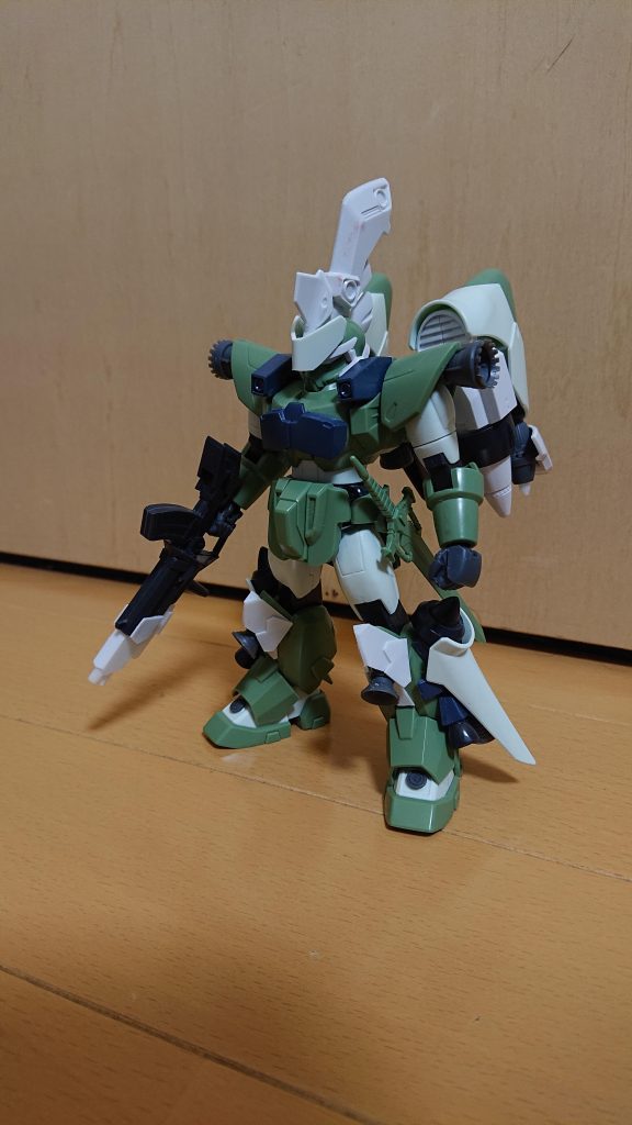 頭部の派手なのは外した腰アーマーを左右貼り合わせて頭に乗せただけです。膝はプラ板、各部のカバーだったり羽みたいなのはパックパックを切った時の余りを加工して付けてます。