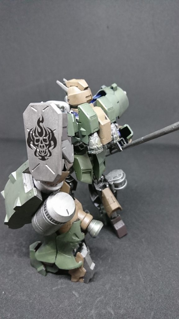 ガンダム・サレオス
義賊「アルヴィダ」が所有するガンダムフレーム
かつてフランの父親が搭乗していたMS
父親はフランを逃がし命を落とした、大人になりサレオスを見つけ出し損傷はひどいがジャンク屋「グレムリン」の手により改修され武器腕や義足で武装を補い追加装甲を増やし重装甲に仕上げ
万全ではないが「グレムリン」はフランのために調整を行い扱いやすい代物に仕上げた「グレムリン」は現在解散しておりとあるジャンク屋に姿を変えたそうだ