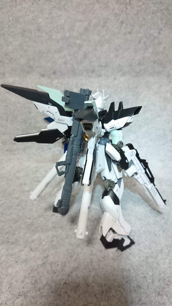 バズーカはユニコーンのモノを採用。
カートリッジはアナハイム共通かなと思ったので。あと取り回しやすさとサイズ的に色々とコレが一番都合良かったんです。
スラスターユニットはフェネクスも使用していたサイコフレームの共振を推進に使うサイコスラスター的なモノを搭載しています。
これは常時起動ではなく、サイコフレーム最大共振時に発動する脳内設定。