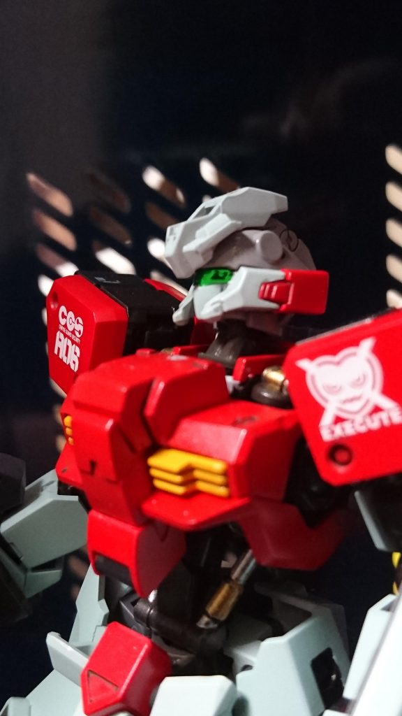 ガンダムフェイスを加工。
カメラ部にラピーテープを貼りました。