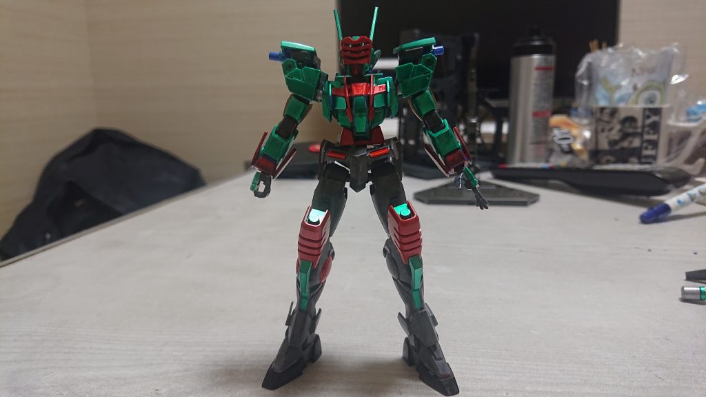 前
顔、膝にそれぞれヴェルデバスターのものを使用
フェイスオープンギミックはなし