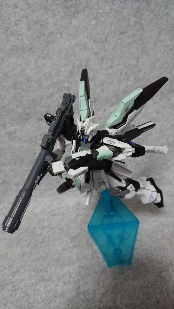 滅多に構えることは無いと思うんですが、バズーカも構えてみました。フツーに似合いますね（笑）
ちなみに通常使用時は背中にマウントしたままでの発射を予定しています。