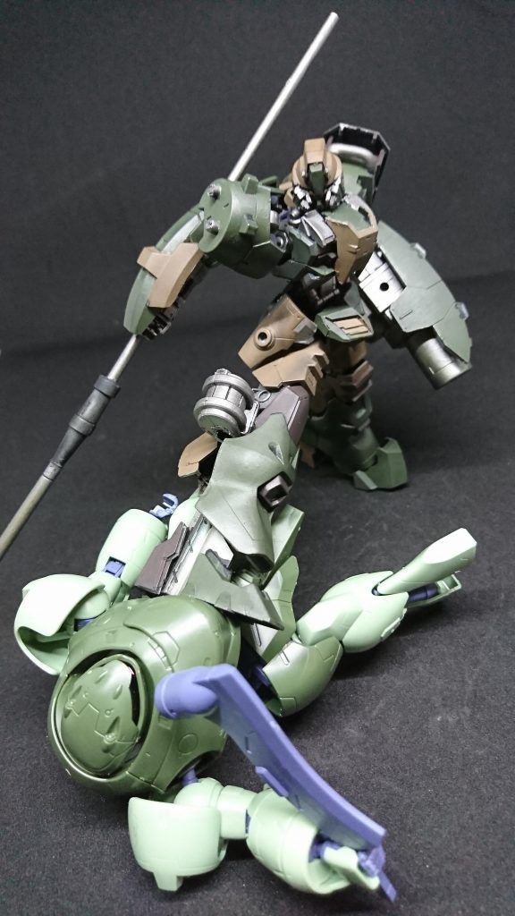 レッグショットガン
サレオスの片足が欠けており補うために義足型兵器を製作
ショットガンの威力は高く反動で相手の距離を詰めることができ体当たりを狙うことも可能である