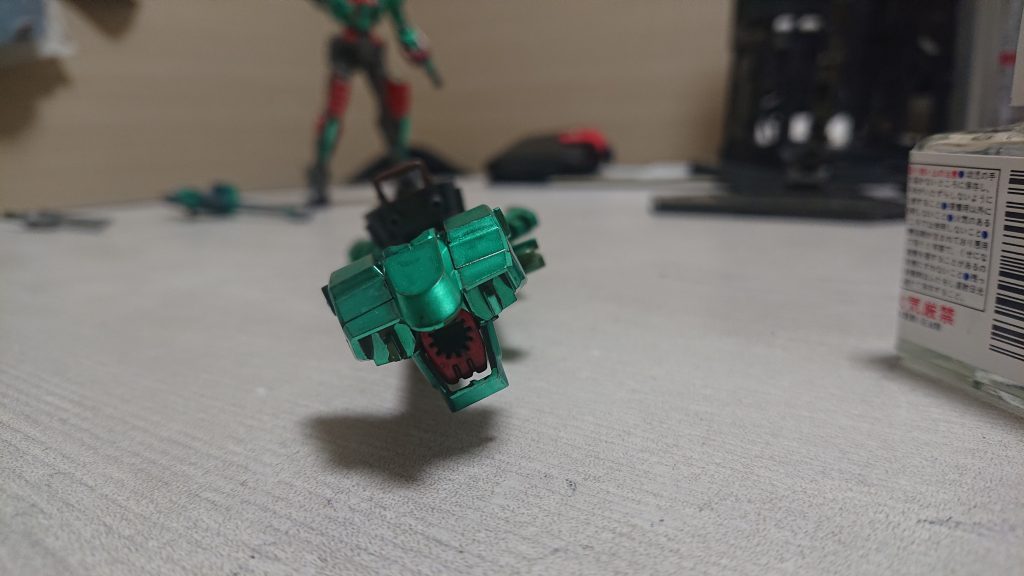 正面から
宇宙人に見えたから銃口を口っぽくわざと赤く塗った