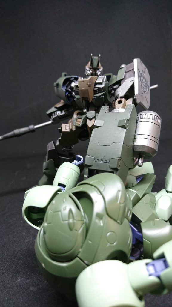 人物・組織設定
アルヴィダ
フランが立ち上げた義賊団
クルーの大半は女性でフランによって保護され、中には海賊にとらえられた者や人身売買されそうになった者もいた
幼い子供も保護し戦闘員は少なくMSを操縦の経験がないためMS戦はフランのみで船を守っている近々傭兵を雇い操縦のノウハウをクルーに教える予定である……
収入は倒した海賊の戦利品を売り生計を立てている
フラン・レイア
アルヴィダの首領
赤毛の癖毛で褐色肌右腕は義手になっている、男勝りで気楽な性格で訳ありでも仲間に引き入れる寛大な面もある
クルーから「カシラ」と呼ばれているが
副長のルインは名前でよんでいる
幼少期に父親を亡くし仇である海賊を探していたがその海賊は「鉄華団」によって倒されたそうだ……目的を失い悪事を働こうとする海賊を駆逐していくにつれて
近隣の宙域ではヒーローと呼ばれるようになった