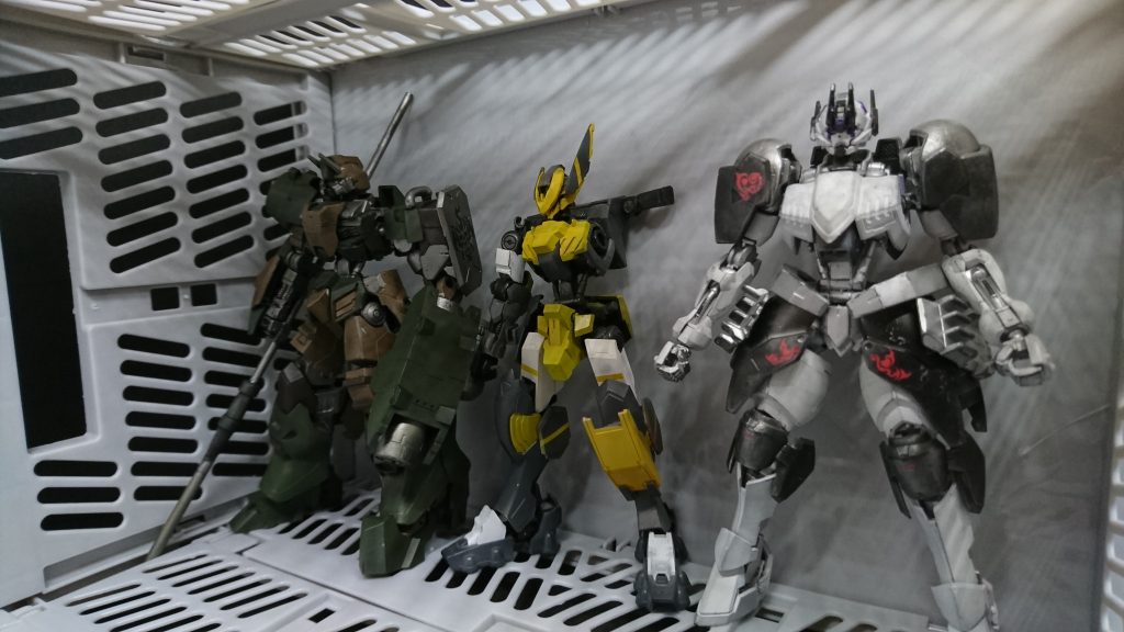 ある日アルヴィダの格納庫にはなんと
破損したピークヘッドとマルコシアスが
収用されていた、話によると未確認のMSと交戦し仲間を逃がし合流できずにはぐれたそうだ
フランは仲間のところまで送ると約束したそして彼女もジャンク屋「レプラコーン」に用があったからである