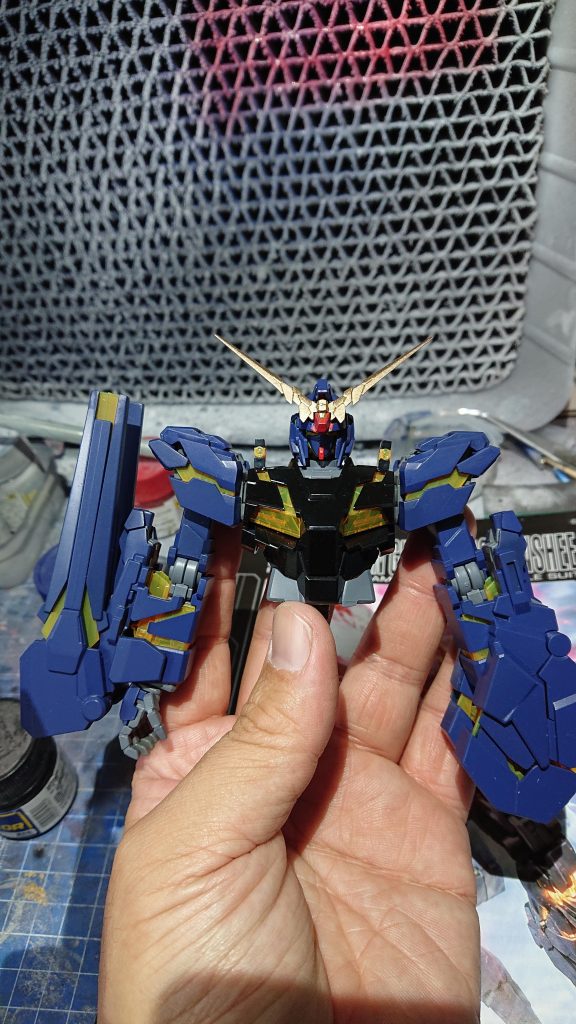 バンシィなのですが頭と胴体の一部はユニコーンで組んでます。