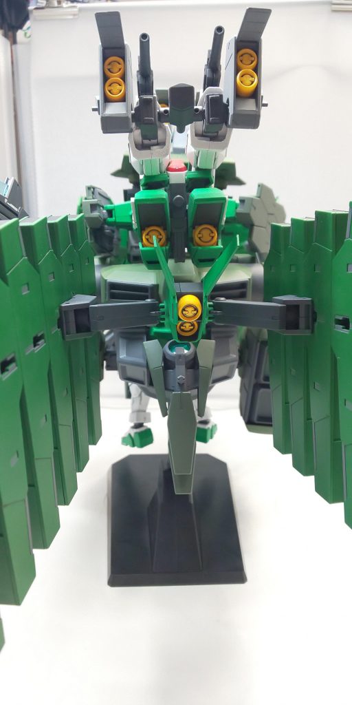 背面には、その巨大な機体を制御するべく12基のGNスラスターが装備されている。このGNスラスターのメイン動力に、オリジナルのGNドライブが使われており、GNドライブと発光色は緑色。(他の3基は青色)。ここにGNホルスタービットⅡが接続されている。
一基はサバーニャリペア2の背部、2基は左右のGNライフルビットC接続部に搭載されている。