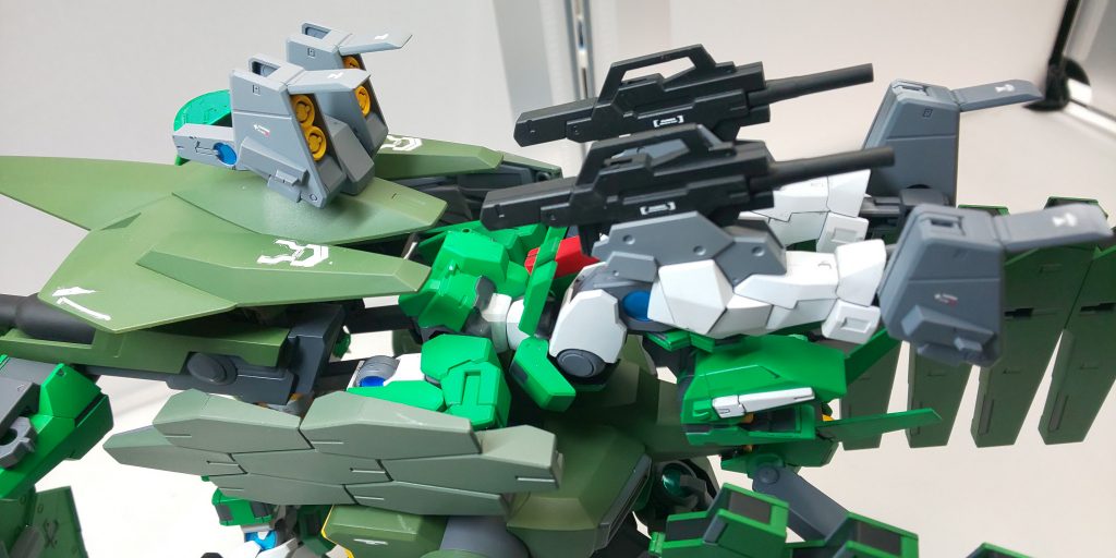 ケルディムサーガリペアは、アサルトガンダムに接続されているため分離することは不可能。両膝に位置する部分にはGNサブマシンガンを装備している。これは後方の敵に対するものだが、主にミサイルなどの飛来物に対するもので、ネオ・ジンクス等のGNフィールドを貫通することは出来ない。
両肩にシールドビットⅡが装備されているが、フレキシブルに可動して展開しなくてもケルディムサーガリペア本体を防御することが可能となっている。

この機体には緑ハロが乗っている。

赤ハロと青ハロは、アサルトガンダム内部(サバーニャリペアとの接続部付近)となっている。