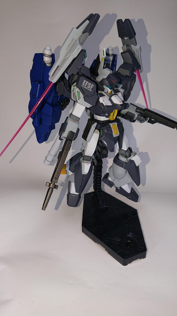 肩部のツインドッズライフルは手持ちも可能です。

ビルドダイバーズを見ていると、結構武器破壊が多い気がしたので、メイン火器のツインバスターライフルが破壊されてもドッズライフルに持ち変えて戦えるようにしました。
肩部からはこの機体唯一の近接武器となるビームサーベルも出ますが、基本的に火力とGNクローを駆使して距離を取って戦うので、あくまで緊急防御兵装といった扱いです。