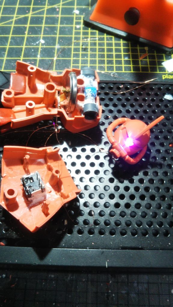 内部構造はこんな感じで、首-肩はボールデンアームズ、スカート内にスイッチ、上半身の電池を交換できるように、体の後側だけ分割してあります。