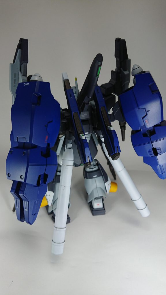 バックパックにはアメイジングストライクフリーダムの『ビームキャノン』と
ラファエルガンダムの『GNクロー』

見えにくいですが、GNクローのものを含めて、擬似GNドライブ三基が動力源なので、予備動力として粒子貯蔵タンクも装備して継戦能力を高めています。もちろんトランザムも可！