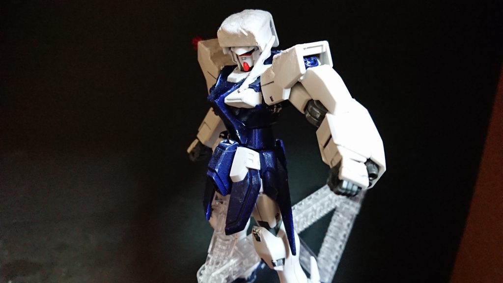 ウェザリングスティックスノーで冬っぽい感じにして、プラ板とパテで帽子？みたいなパーツ作ってAGE-1の頭に固定してみました。