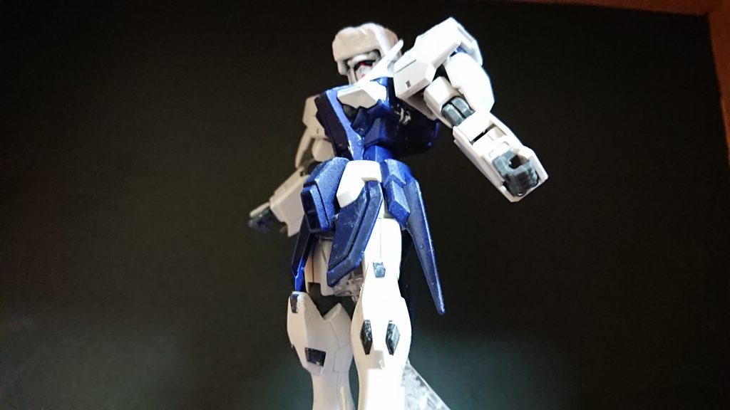 部品パーツは以下の通りです。
・頭部→AGE-1
・胸部→Oガンダム
・腕部→セラヴィー、アリオス
・腰部→ゼロ炎、ゴッドガンダム
・脚部→X1
ミキシングも少なくて、大した塗装もやってませんが、ウェザリングとプラ板加工の挑戦を目的でやったので個人的には満足してます(^^)