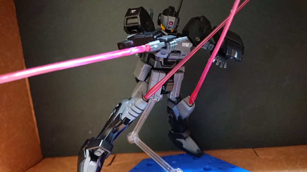 この機体の特徴は単独での近接戦闘を行える所にある。膝にビームサーベルを2本搭載。隠し腕としての使用も可能。