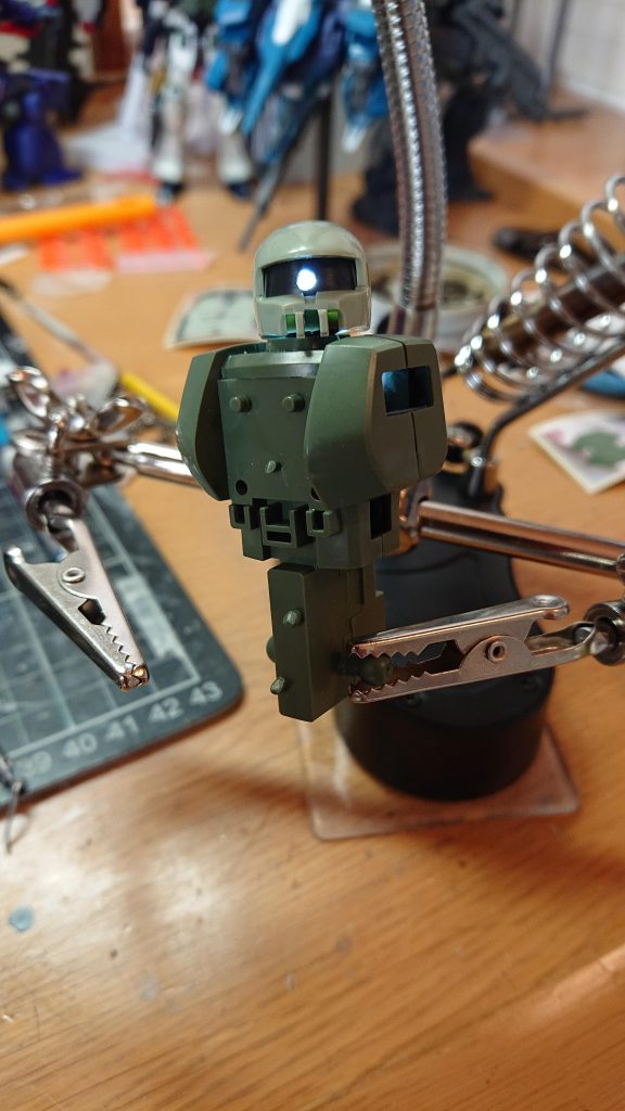 モノアイにピンクのランナーを差し込んでHeyesを接着しましたが、その前段階です 
頭部の裏に黒いゴムを挟み込んで余計に光が漏れないようにしています