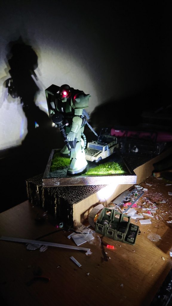 暗くしてモノアイ光らせると兵器としての威圧感が増して格好いいです