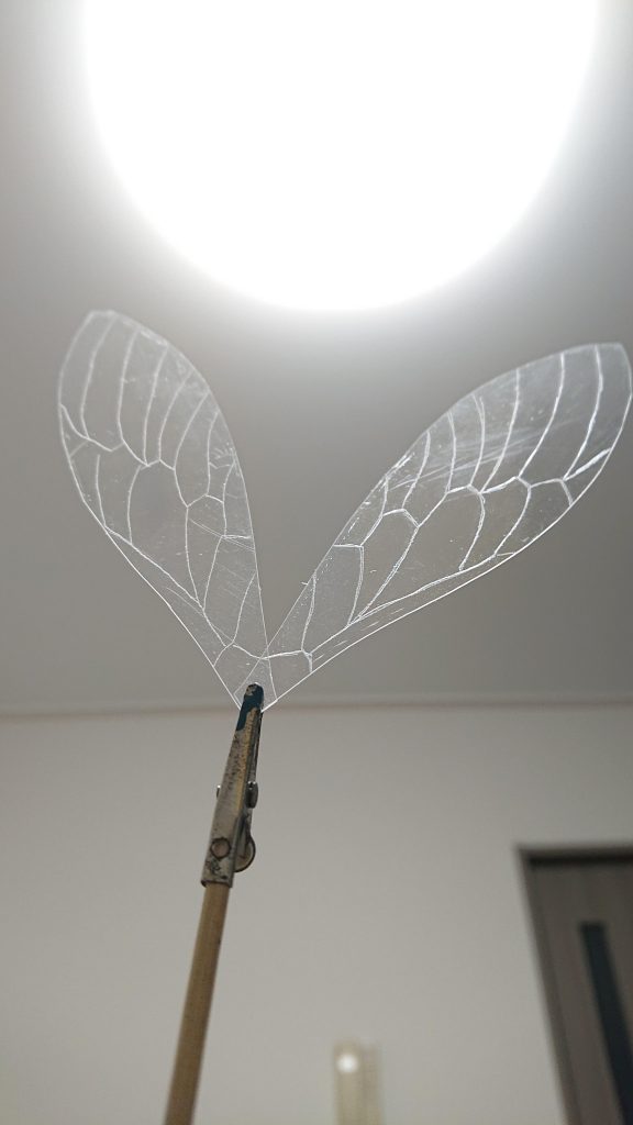 羽はタガネで彫ってから