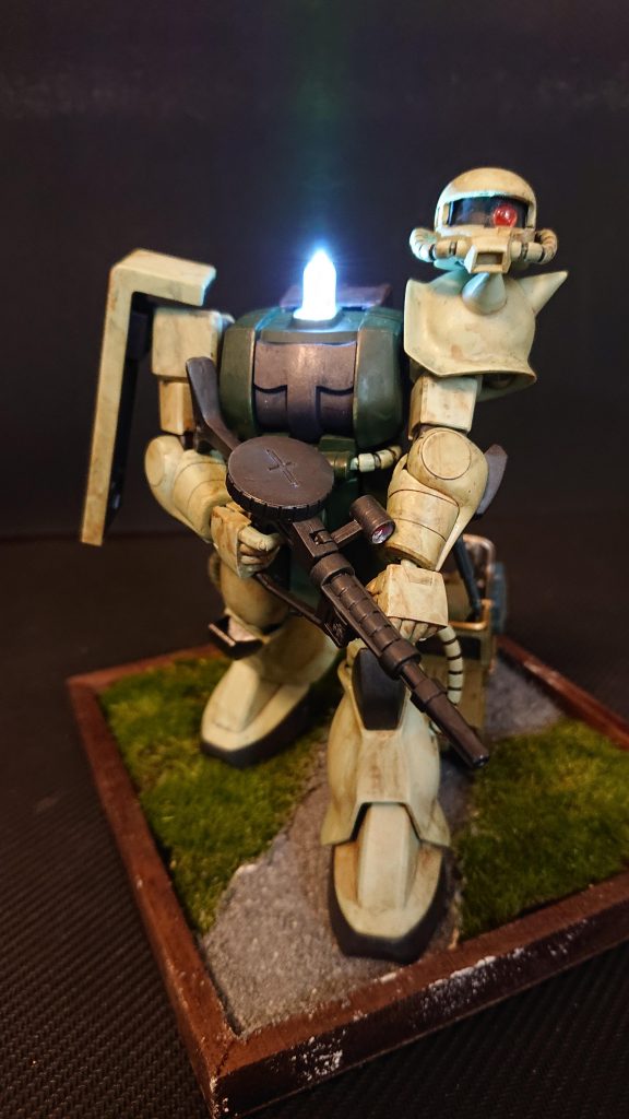 電球をそのまま首にしていますが、問題なく首振りもできますし、前後に傾ける遊びも持たせています。