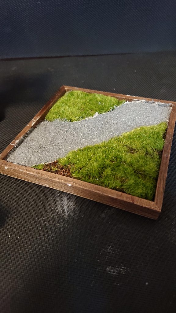 台座はセリアで購入したものを組み合わせました。
砂利部分はそのまま本物の砂利を砕いて使用しています。