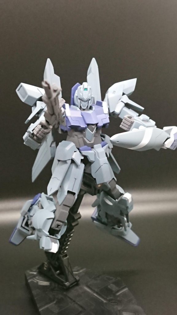 ビームライフルの先端はダガネで削って開口し、胸部とフンドシにスジボリも入れてみました。