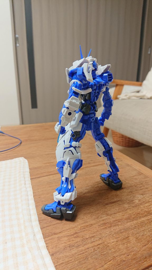 あとはひたすら白い装甲パーツをバランス見ながら付けていきました