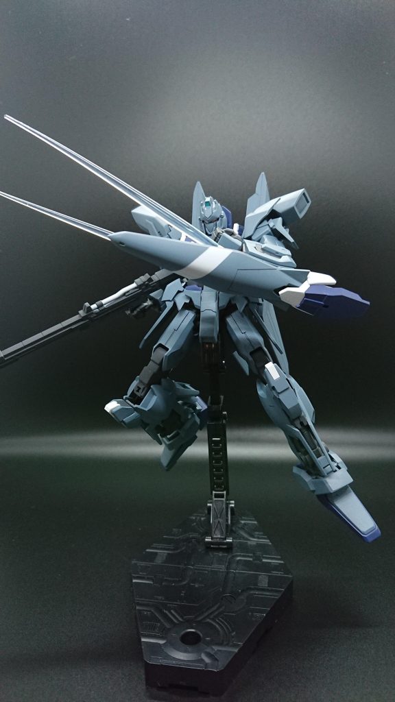 シールドに収納されているビームサーベルに1.5mmの穴を空け、ビームサーベル刃が装着出来るようにしました。またシールドの天面はディテールが寂しかったので、パネルラインっぽいスジボリと白いラインを差し色で塗装してみました。