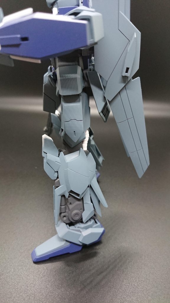 ウィング部分のスジボリは、ネット上の色々な方の作例を参考に、今の自分にも出来る部分だけ取り入れてみました。サイドアーマーのスジボリはテンプレートを使い、凹モールドは0.5mmのタガネで削って作りました。