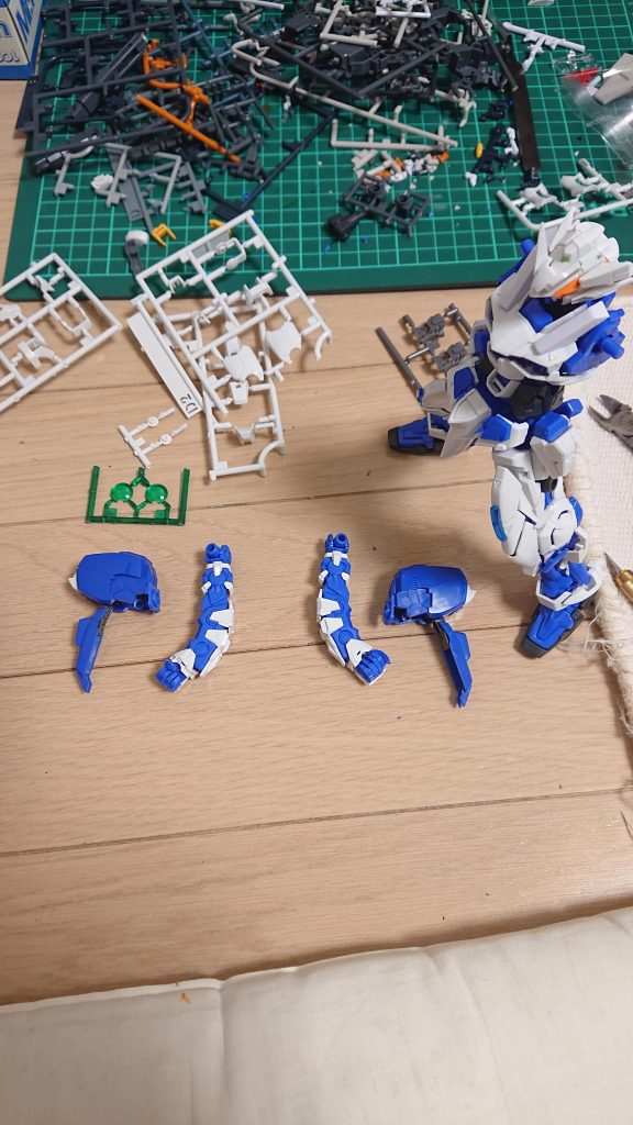 肩をSガンダムの物に取り替えました
大きな改造はこれくらいです
