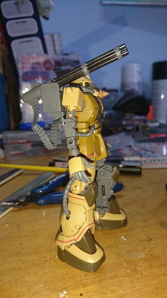 気づいてるかもしれませんが、脚のパイプをガンダムマーカーのガンメタで塗装しています。