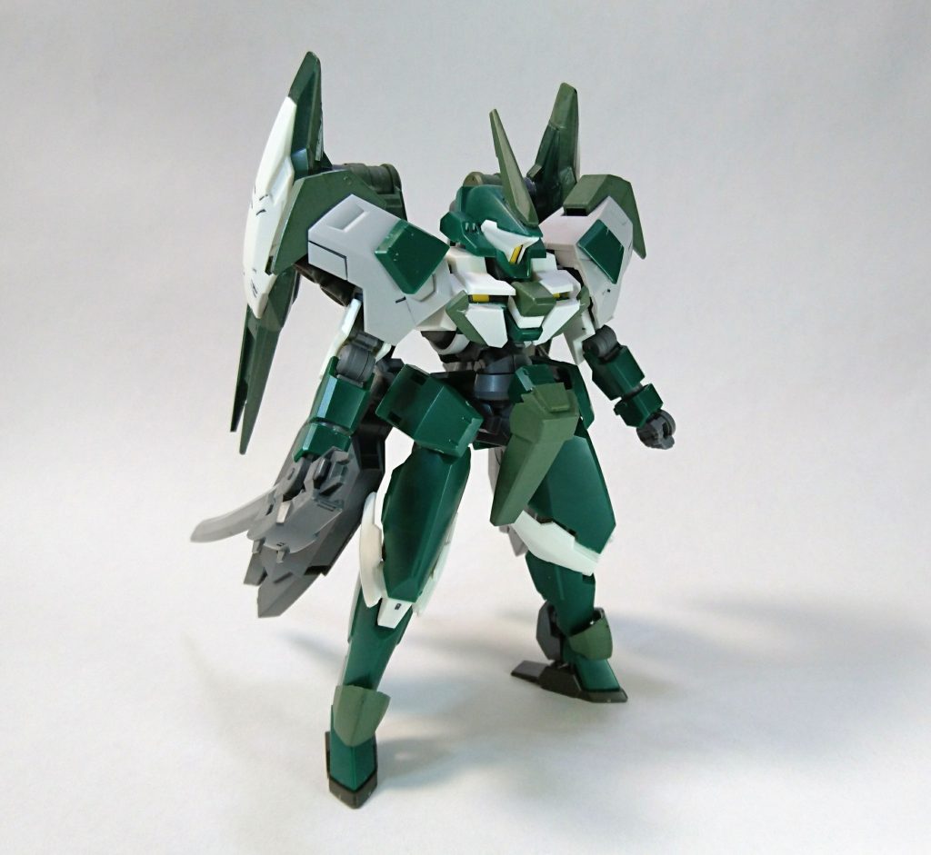 フロントショット

レギンレイズのシュヴァルベ版、ということで当然機動性を強化したかったため、肩をユーゴーのものに、バックパックにレギンレイズジュリアのブースターを搭載してみました。
各部の装甲もちょっと追加し、指揮官機らしく大型のアンテナも装備しています。

妄想設定としてはレギンレイズで足りずジュリアは扱いきれないそんな真ん中のエースが扱う改造機を意識しています。
背中のブースターもジュリアに採用される前の試作品、ということでジュリアのものより完成度は低いですがそれでも十分すぎる推力を持ちます。