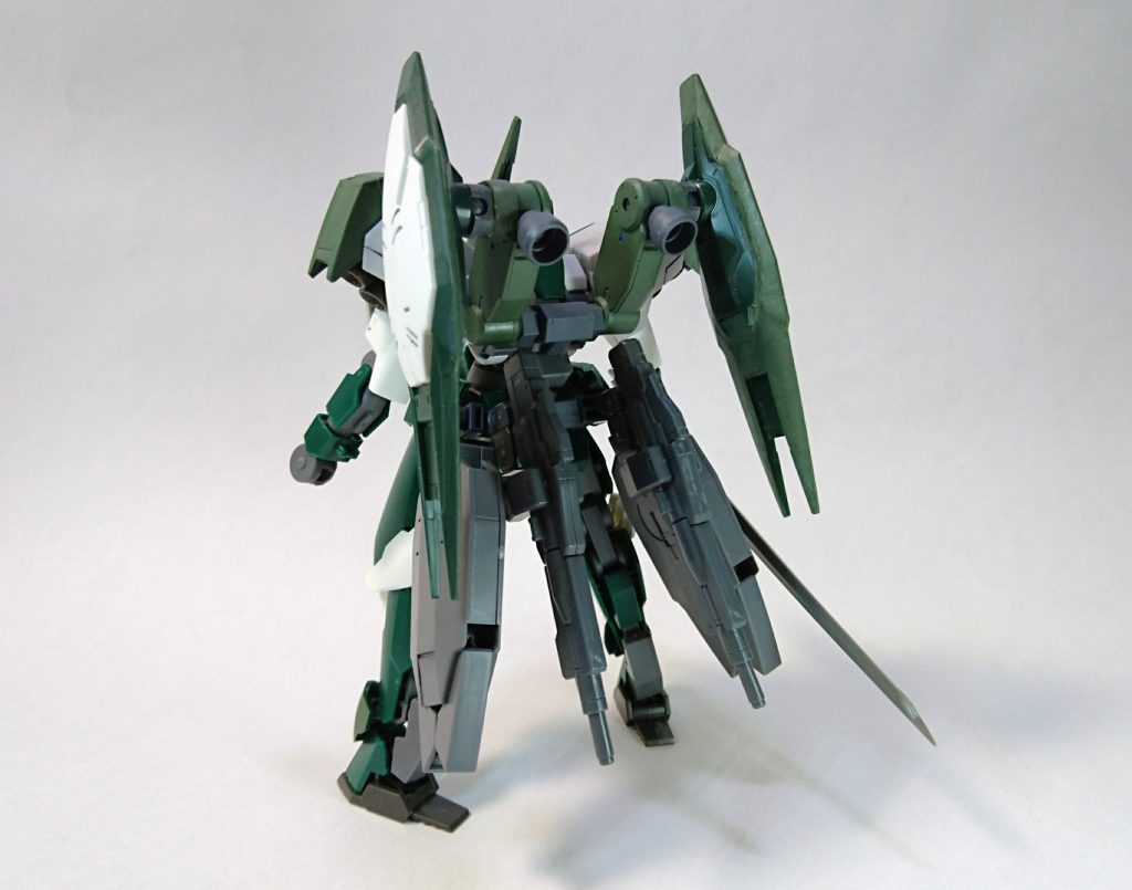 バックショット

グレイズオプションのブースターも装備させました。
レギンレイズ用のライフルも２丁マウントさせています。
ジュリアブースターのスキマを全部パテで埋めましたがここが一番大変でした。