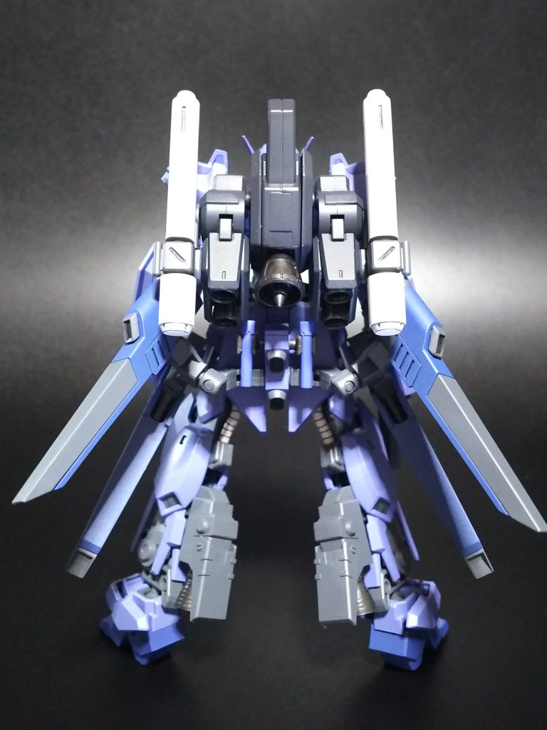 装備は、メガライドランチャーが好みではなかったので、Sガンダムのバックパックとフォーエバーガンダムのファンネルを装備させました。脹脛にはM.S.Gのパーツ等でスラスターを増設してみました。