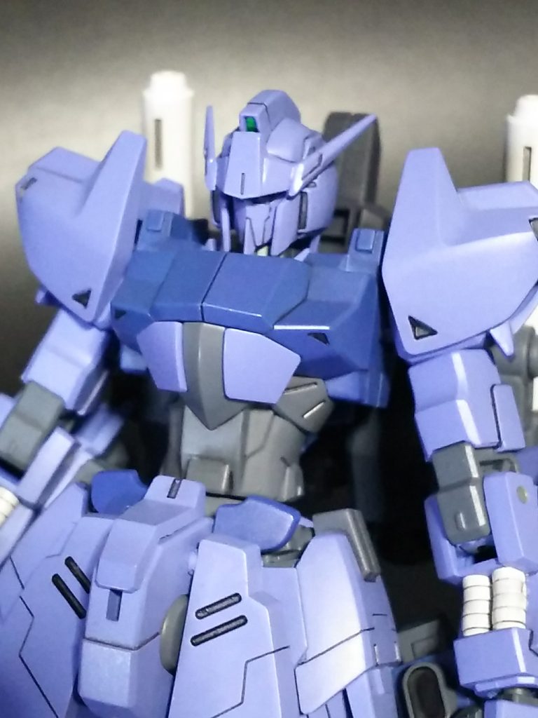 頭部は、顎つきのフェイスをチョイスし、外側に着いたヘイズルのアンテナをカットしたものを張り付けています。