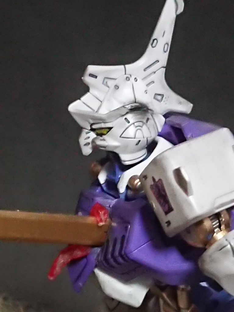 キマリスは劇中でいくつか攻撃を食らって破損していたので、ある程度再現したつもり、ランスもちょっとだけダメージ入れてます。
最後のオイル漏れも簡単にですが作ってみました(ちょっと赤すぎましたが)