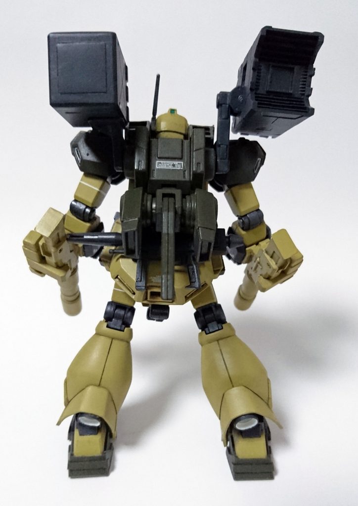 尻にビームライフルを携行できますが、長くて干渉しますね。