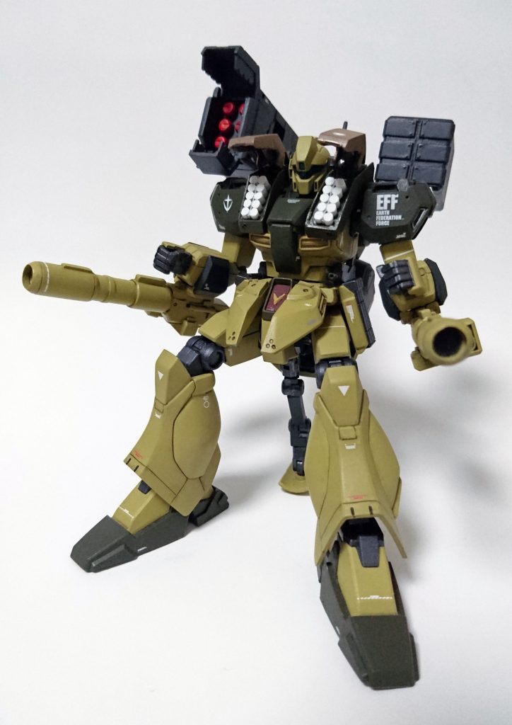砲撃体制。全部じゃないけど、開きます。脇の機銃は60mmじゃ細過ぎた。
右肩：反応弾×6
左肩：6連発対空自己誘導ミサイル
両肩：10連発ロケット弾ランチャー×2
両脇：60mm機関銃
両腕：荷電粒子ビーム砲×2
頭部バルカン